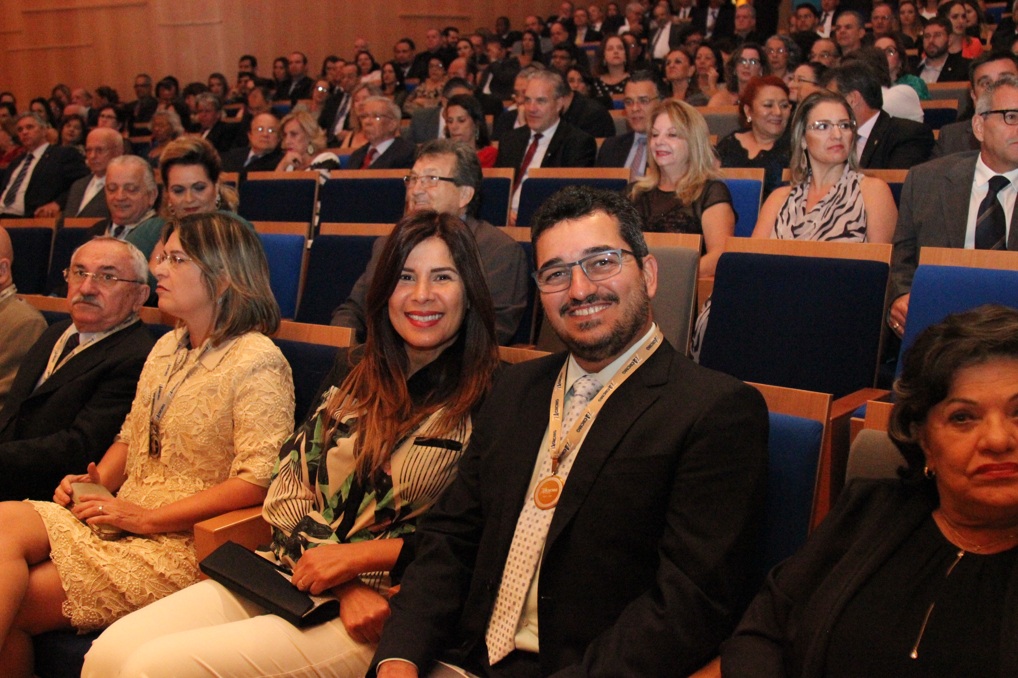 Conselheiro Cláudio Terrão e esposa assistem à apresentação da Orquestra Filarmônica